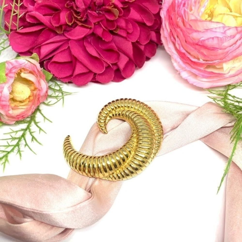 VINTAGE⚜️RARE MONET Curled Golden Brooch - Picture 2 of 13